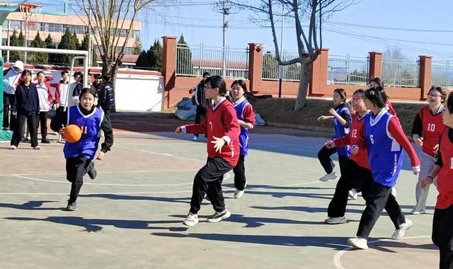 北京单场官网-顺义村校办起女生专属的“橄榄球班超”|顺义区张镇中学|北京市|学校|联赛|赛事_新浪新闻